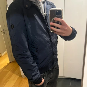 J Lindeberg Jacka - Riktigt fet J Lindeberg overshirt som är perfekt för den kommande hösten, pris kan diskuteras🤝