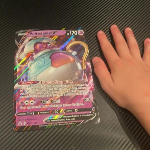 Polteageist V - Coolt Pokémonkort med Polteageist V! Kortet har färgstark holografisk design och unika attacker som 'Teapot of Surprises' och 'Mind Bend'. Perfekt för samlare och Pokémon-fans som vill boosta sin lek med något extra.