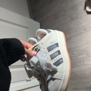 Adidas Campus sneakers i mocka - Säljer ett par Adidas Campus i färgen Chrystal white, beige. Dem är i storlek 38 köpte dem för 1400 och dem är sparsamt använda 