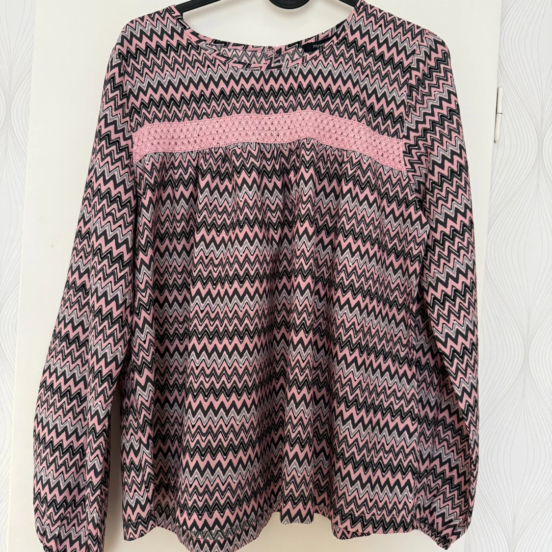 Rosa och svart zigzag blus från Mywear