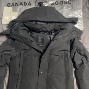 Svart canada gosse jacka - Aldrig använd svart logga kommer med päls dustbag och org tag storlek S modell(wyndham) pris kan diskuteras via snabb affär