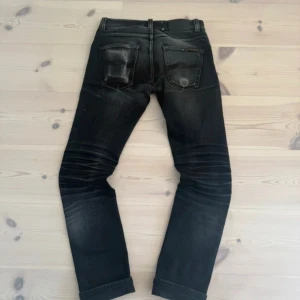Nudie selvedge Grim Tim - Säljer ni dessa sjukt snygga nudie selvedge jeans, modell Grim Tim och är L32 Skick 9/10! Skriv vid frågor eller funderingar, pris går att diskutera😊 förekommer hål i fickorna! 