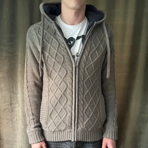 Fodrad Cardigan - Beige   - Tja, säljer denna otroligt feta fodrade cardigan som är helt perfekt nu till hösten. Den är sjukt varm och gosig. Modellen är 184cm lång! Vid minsta fråga eller fundering hör av er🤝🏼