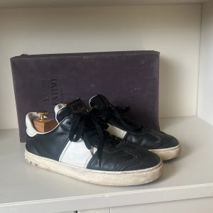 Byter Valentino flycrew  - Byter eller säljer mina Valentino Flycrews för några i mocka färg spelar ingen roll. Dom är i skicka 8/10 lite smutsiga och har tappat 4 nitar 2 på varje sko. Storlek 43.