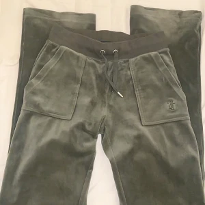 Juicy couture byxor  - i gott skick men saknar den andra metalldelen på strängarna och det finns en liten fläck i fickområdet  (sista bilden) så jag säljer den bara för 320💝