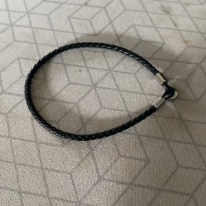 Oliver cabell armband - Armband från oliver cabell. Nypris cirka 400. Mvh Anton
