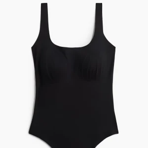 Svart body hm - Snygg svart body med breda axelband och rundad halsringning. Enkel body i mikrofiber med uttagbara ilägg från hm. Nypris 349kr. Aldrig använd endast testad. 