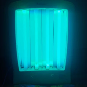 Mini Soliarium - Bilderna visar en apparat med lysrör och en timer, troligen en ljusterapilampa eller UV-lampa. Mini Solarium