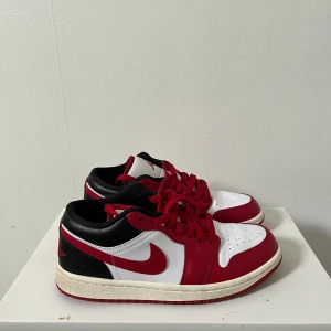 Nike Air Jordan 1 Low röd/vit/svart - Snygga Nike Air Jordan 1 Low sneakers i klassisk röd. ❤️ normalt pris 1200kr 
