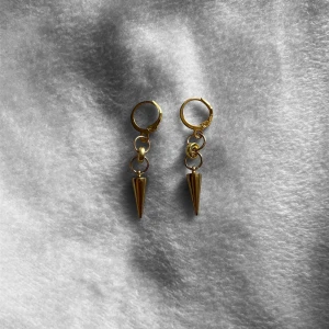 Örhängen  - Fina örhängen som är perfekta nu till hösten och vintern🤍 Skriv om ni har några frågor eller om ni vill diskutera nåt💕 Priset är diskuterbart! Det är inte rostfritt stål vad jag vet😌 