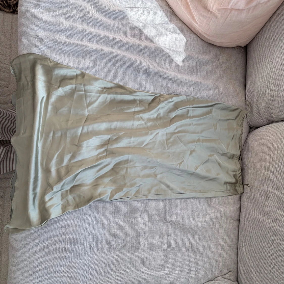 Ljusgrön satinkjol i lång modell