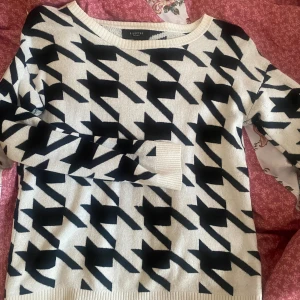  Stickad tröja -  Stickad tröja mjuk bra för kallt väder eller mellan kallt varmt väder. Använd några gånger 