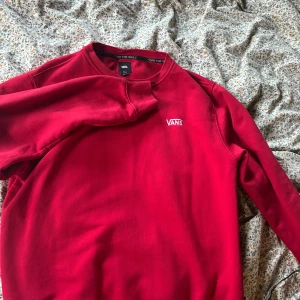 Röd Vans tröja  - Nytt skick, säljer pågrund av fel storlek🥰 så letar en mindre storlek. Men bra om du vill ha den overzied, den är då stor i storleken 