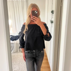 Svart offshoulder blus - Säljer denna superfina blus i storlek 34 från Gina Tricot💗Skriv vid funderingar 🙌🏻