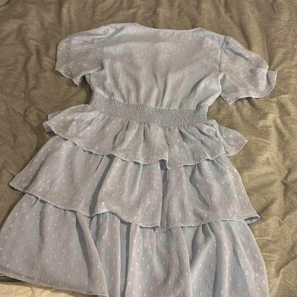 Ljusblå volangklänning från NA-KD - 1