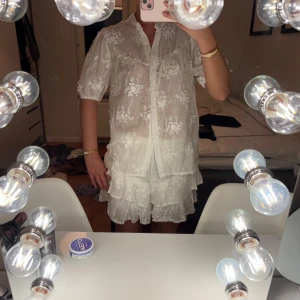 Vit blommig set med volang - Superfint vitt set❤️ Oanvänt och i storlek s-m. Köp blus för 200 eller kjol för 200