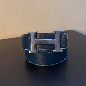 H Bälte - Herm.es bälte för endast 350kr, bara att fråga om ni har frågor.