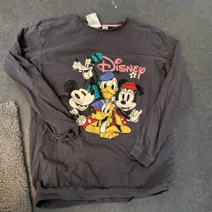  Musses klubbhus pyjamas  -  en tröja med Musses klubbhus och Disney på byxorna 
