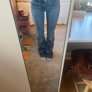 Blå bootcut jeans från Nelly - Snygga jeans från Nelly! Slitna längst ner vid benen, se bild!