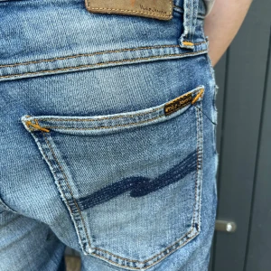 Nudie Jeans Slim Fit Storlek 29/32 - Säljer dessa sjukt feta Nudie jeansen med galet snygg tvätt och riktigt feta slitningar | Storlek 29 Längd 32, tveka inte att höra av dig vid minsta funderingar!