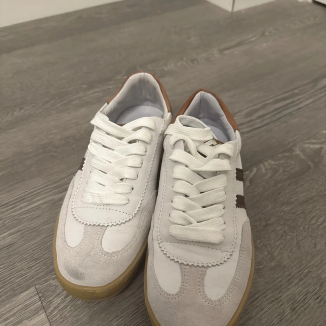 Vita sneakers med bruna detaljer - 1