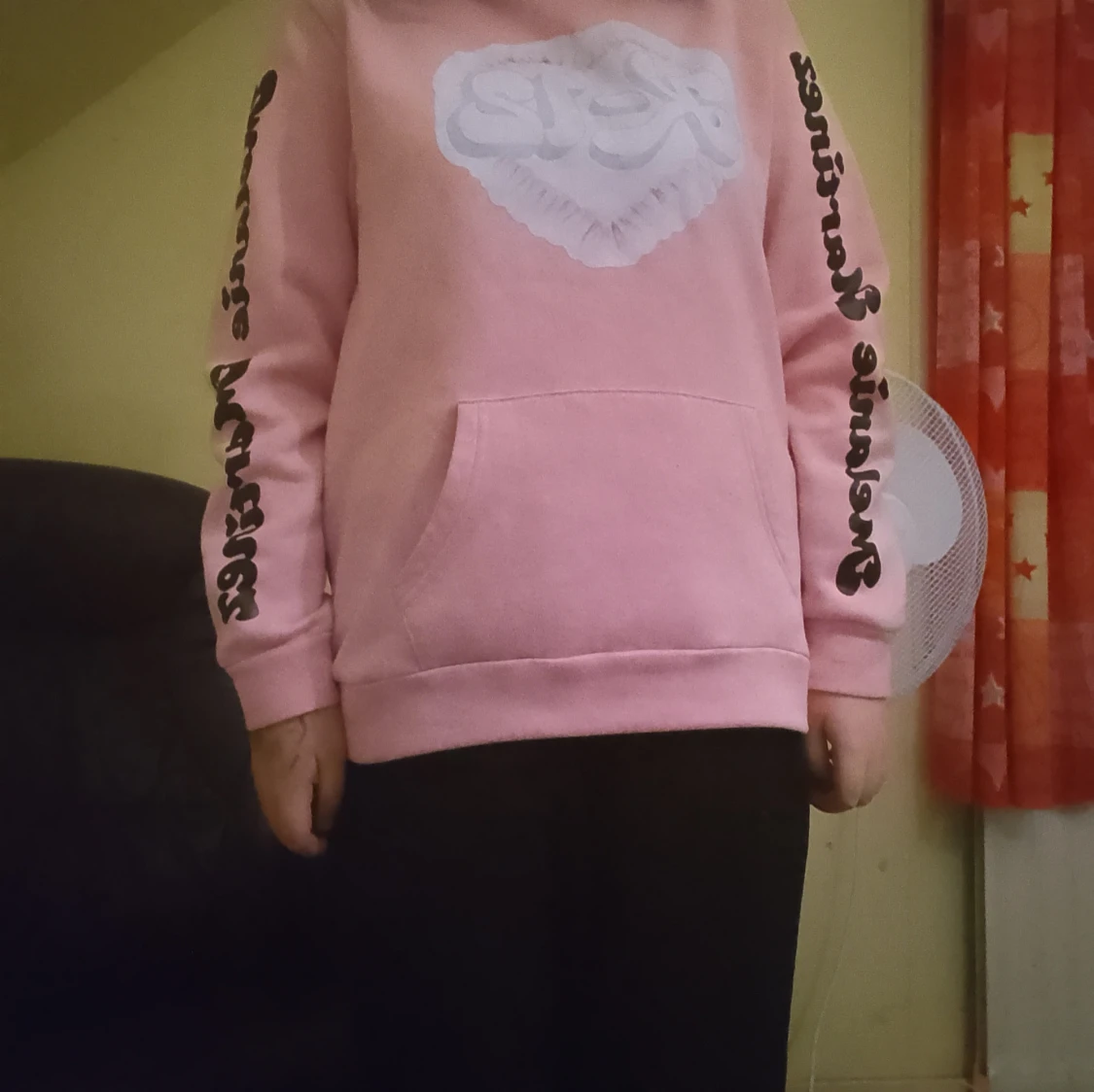 Rosa hoodie med tryck och huva - 1