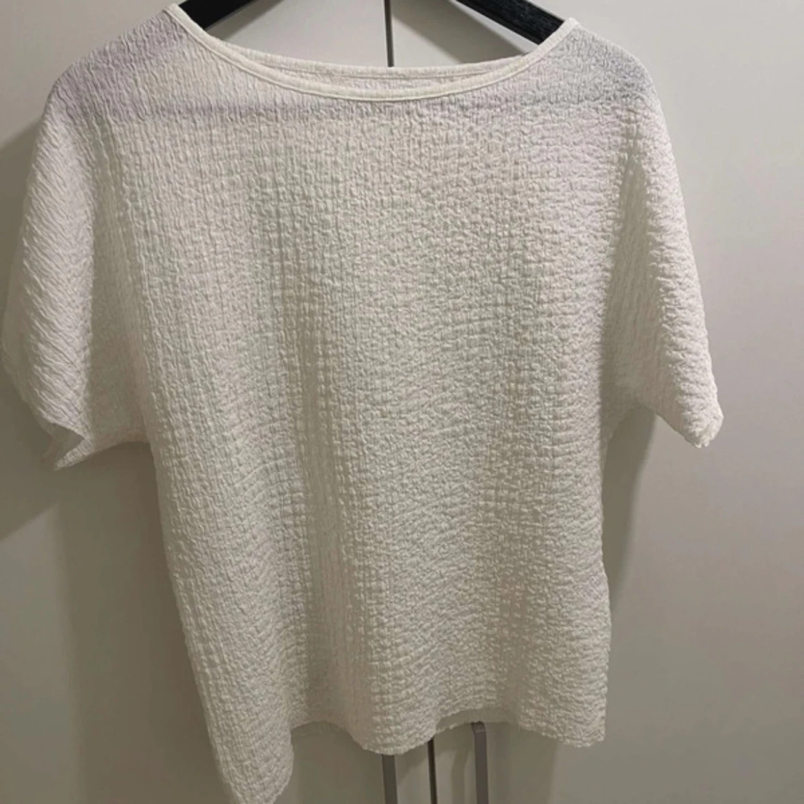 Vit strukturerad blus med kort ärm