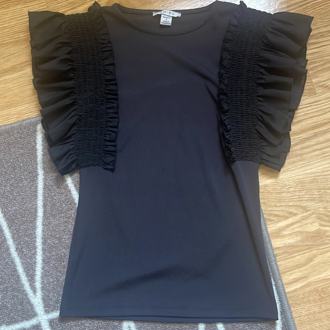 Svart topp med volangärmar från Amisu