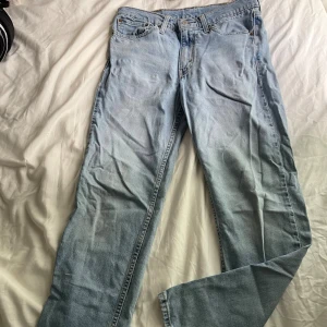Levi's 511 ljusblå jeans W31 L32 - Säljer ett par Levi's 511 jeans i ljusblå tvätt. Klassisk femficksmodell med smal passform och raka ben. Jeansen har dragkedjegylf och ikonisk läderpatch bak i midjan. Perfekta för en avslappnad och stilren look.