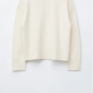 & Other Stories stickad tröja - Supermjuk och stilren cremévit stickad tröja med breda ribbade muddar vid ärmslut och nederkant. Perfekt för lager-på-lager och passar till allt. Nypris: 550kr