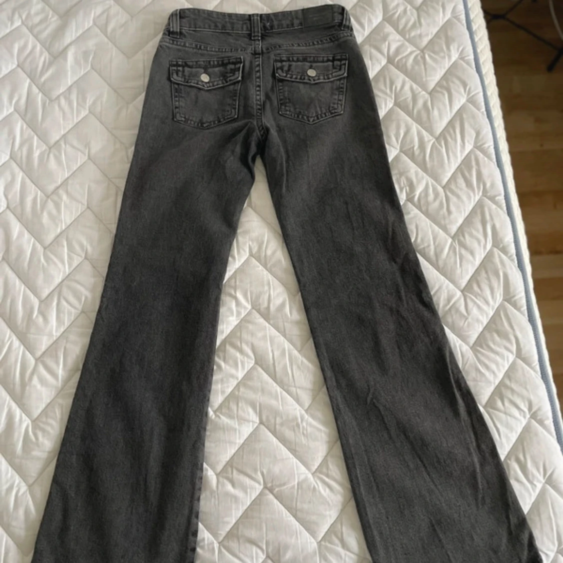 Grå/svarta bootcut jeans med raka ben - 1