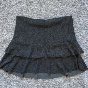 Kjol  - Söt glittrig kjol från missaäy som är använd en gång! Perfekt till nyår! Lite sliten längst ner( lite trådar) men annars är den helt ny! Osäker vilken storlek men skulle säga S 