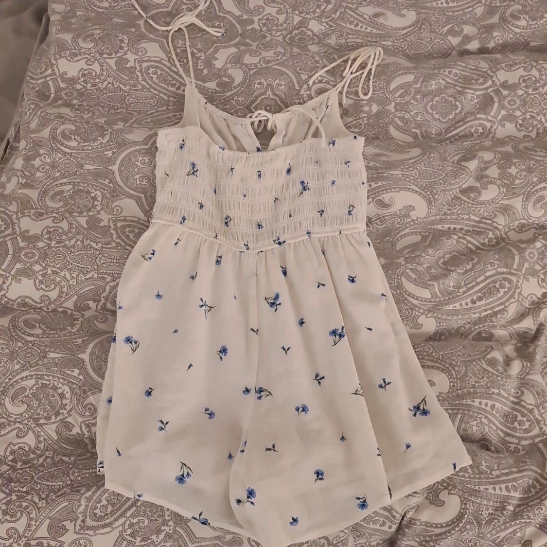 Vit blommig jumpsuit med knytband - 1