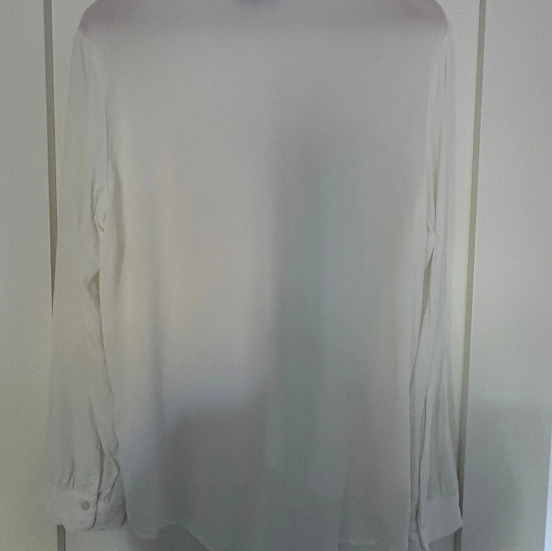 Vit skjorta med knappar och krage - 2