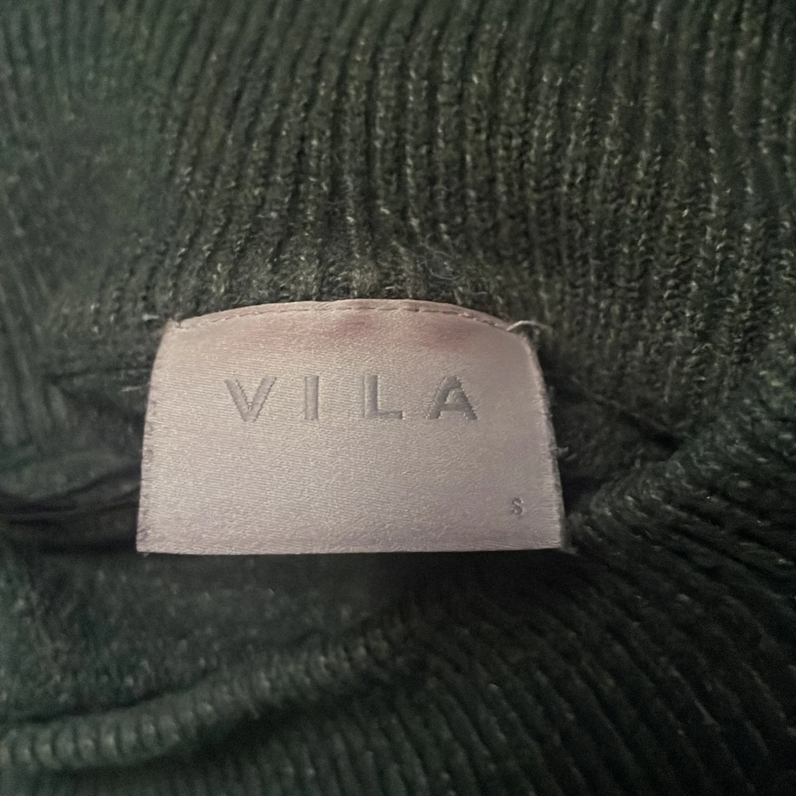 Mörkgrön polotröja från VILA - 2