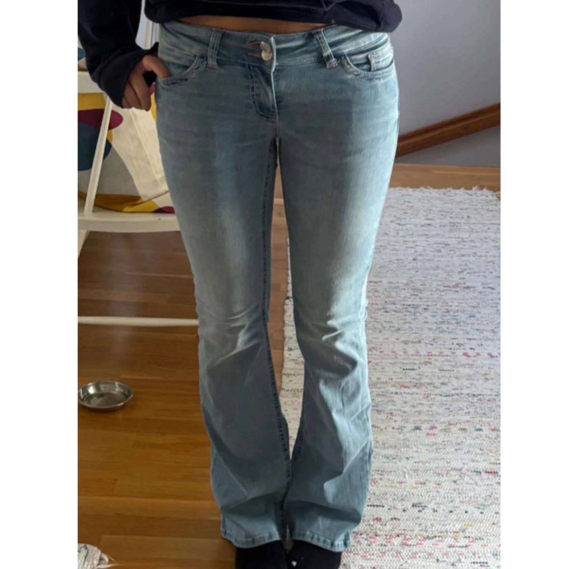 Ljusblå bootcut jeans från Nelly