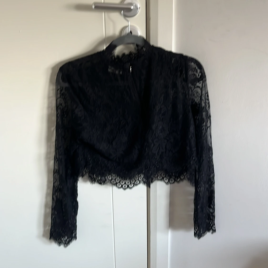 Svart spetsblus med hög krage - 1