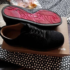 Svarta sneakers från Christian Louboutin - Säljer ett svarta Christian Louboutin, finns vissa små slitningar men dem är i mycket bra skick. Säljer dem billigare för att jag vill bli av med dem snabbt. Skickas samma dag eller dagen efter köp