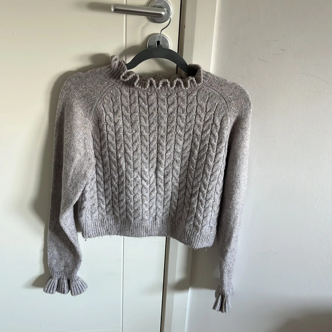 Grå stickad tröja med volangkrage