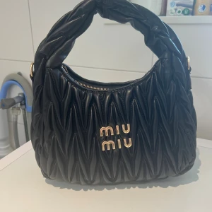 Miu Miu - Axelremsväska eller handväska. Helt ny. Ni vet varför det är billigt! 