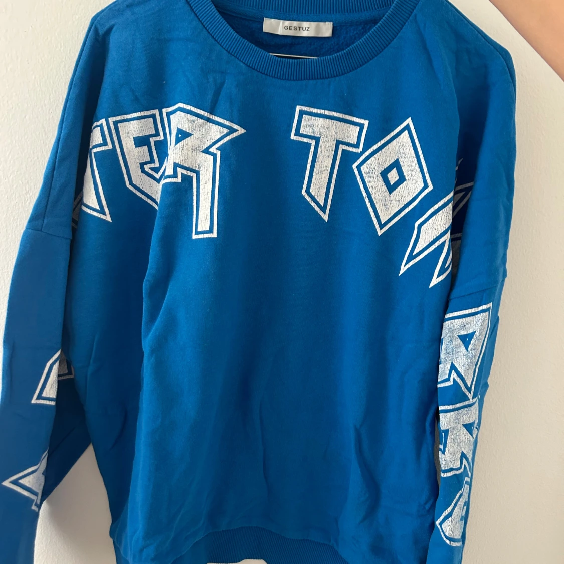 Blå sweatshirt från Gestuz med tryck