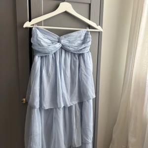 Volang balklänning🩵 - Super super fin balklänning ifrån Nelly, använd 1 gång då jag hade bal i 9an! Bandet ingår, storlek xs men passar s då jag är en s🩵nypris 700