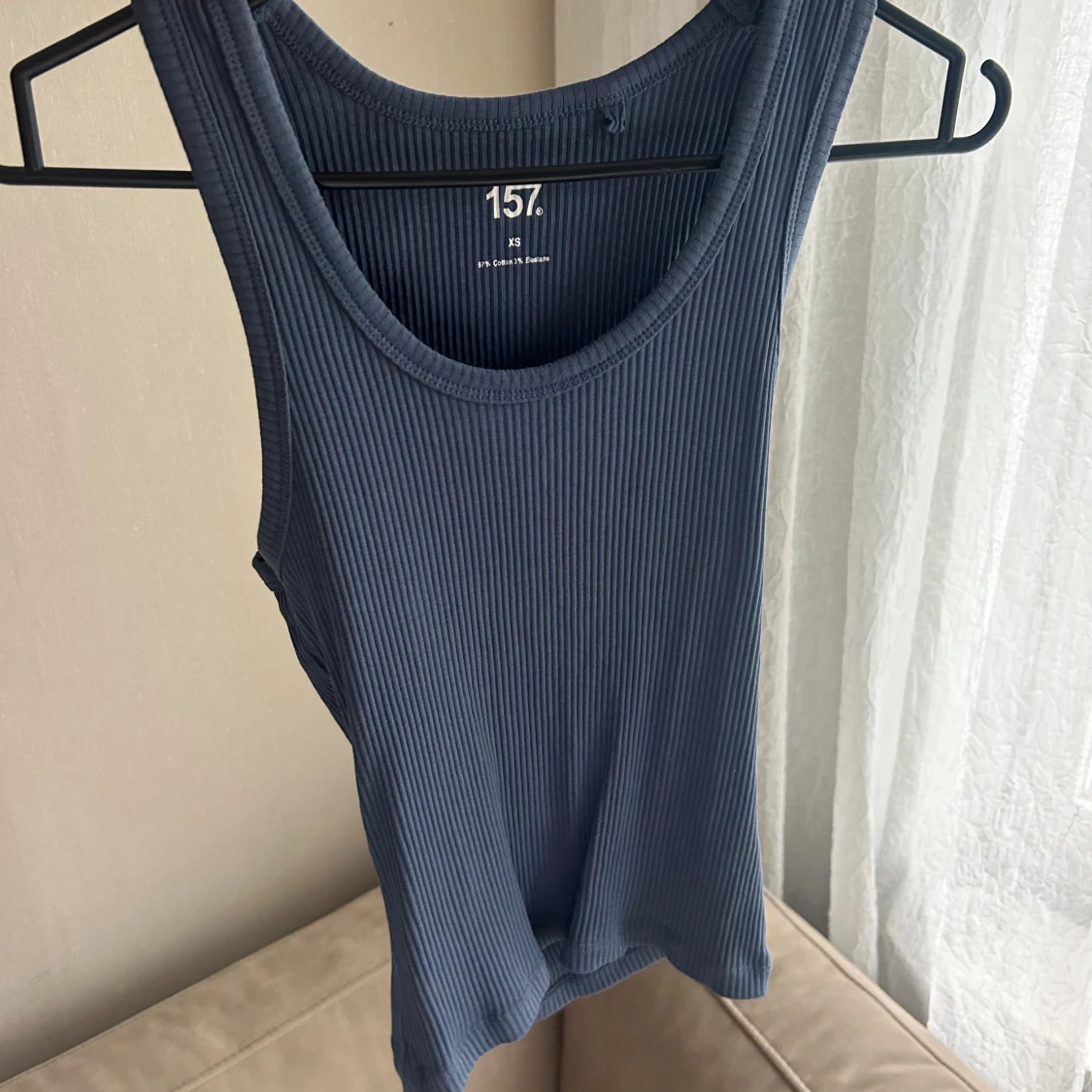 Blå ribbad linnetopp från 157