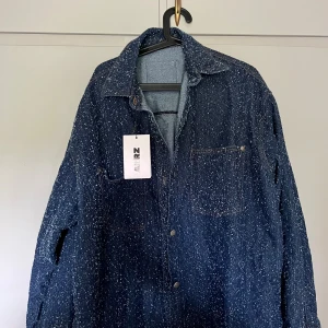 Oversized jeansjacka  - Säljer min superfina jeansjacka då den inte kommer till användning. Den är väldigt oversized men kan stylas superfint 💖 helt oanvänd 
