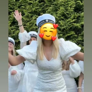Vit kort klänning från Gina Tricot - Supersöt vit kort klänning från Gina Tricot med puffiga korta ärmar och v-ringning. Klänningen har ett broderat mönster i tyget och dragkedja i ryggen. Perfekt för student eller sommarens alla tillfällen! Har endast använt en gång sminkfläkar finns endast på kragen men annars som ny