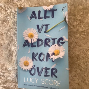 Allt vi aldrig kom över - En varm, mysig och rolig bok fylld med kärlek, känslor och spänning. Perfekt för dig som gillar romantik och vill ha en bladvändare som får dig att dra på smilbanden. Passar unga vuxna som söker både humor och hjärta i sin läsning.