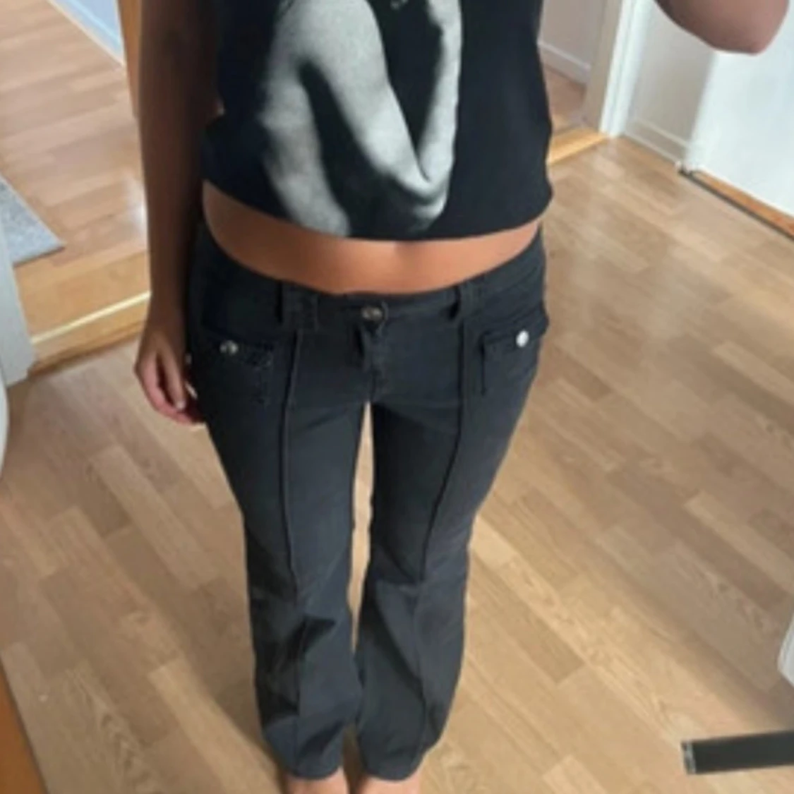 svarta bootcut jeans - 2