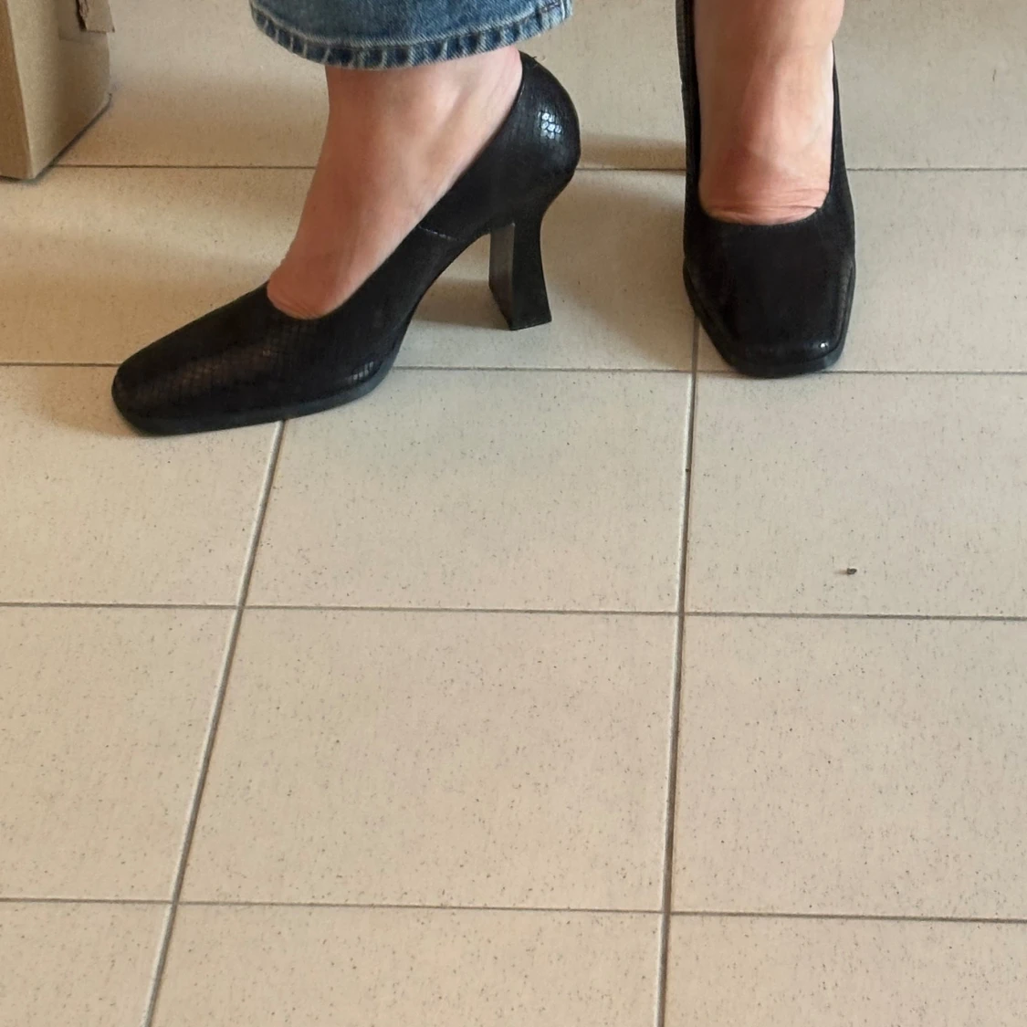 Svarta pumps med fyrkantig tå 39