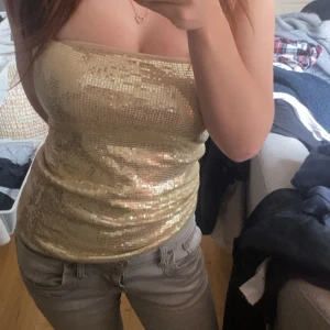 Glittertopp  - Säljer nu denna supersnygga glittriga tubtoppen från Motivi. Perfekt att ha till fest!🤩