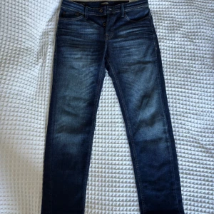 Jack & Jones jeans - Ett par Jack & Jones jeans i mycket bra skick. Storlek 30/30. Modell: Tapered/Mike. 
